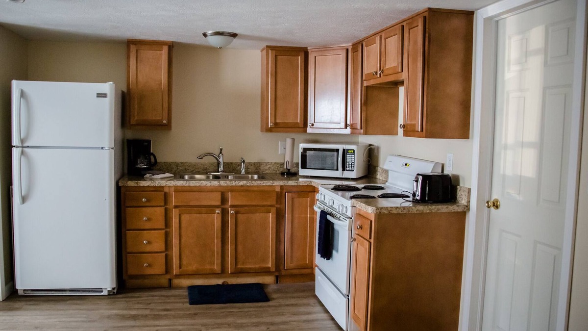 Geneva-on-the-Lake House | Pet Friendly | A/C | Wi-Fi & Cable | Grill |Walk to Lake| Firepit | Wine Country