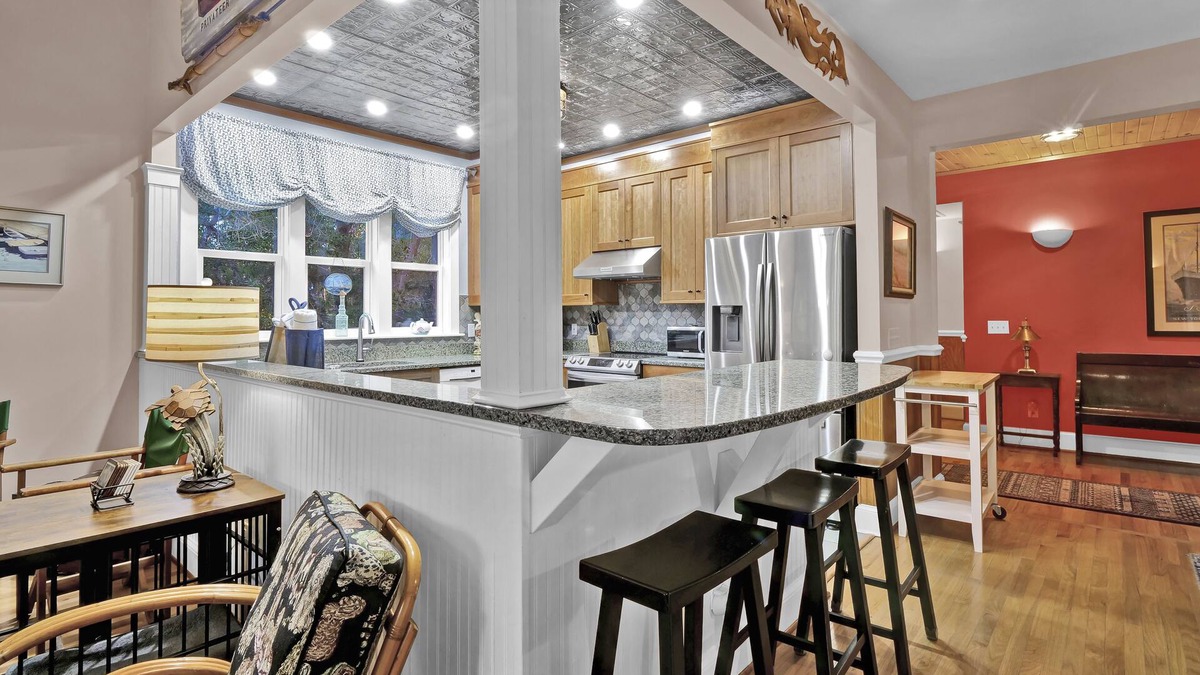 Southport Cottage | PET FRIENDLY Adorable 3 bedroom/3 bath cottage in convenient island location.