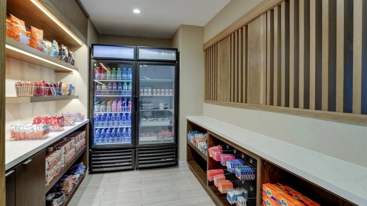 San Jose Hotel | Pet-friendly ADA Unit with Full Kitchen, Outdoor Pool, Onsite Parking