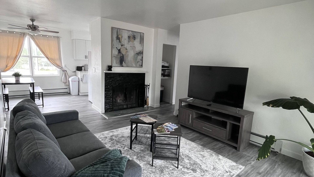 Turnagain Apartment | Pet friendly Apartment in Turnagain near airport
