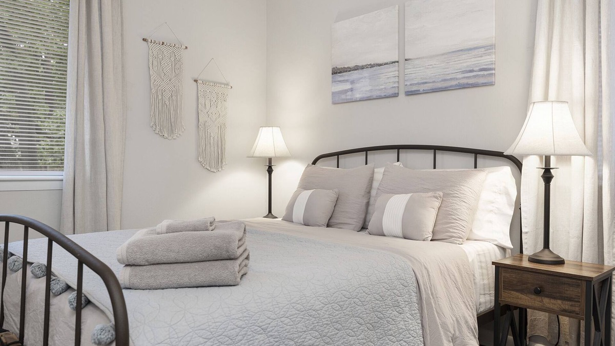 Hidden Valley Apartment | Pet Friendly Apartment in University area