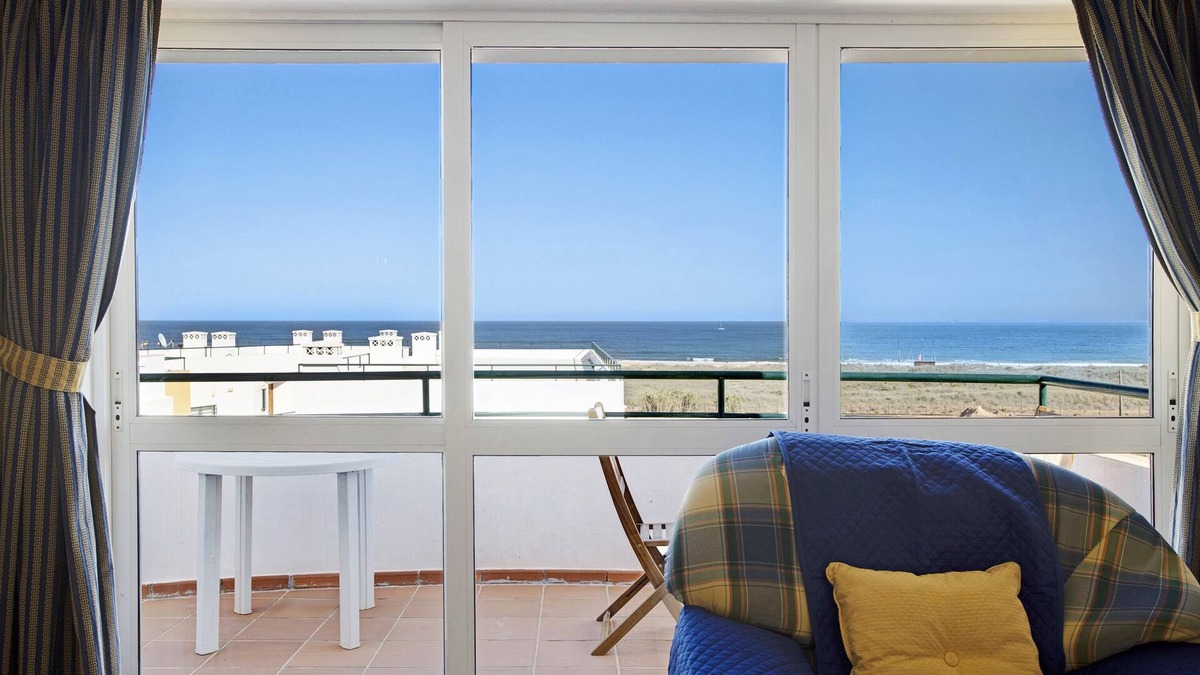 Meia Praia Apartment | Pet-Friendly Apartment Meia Praia by the Beach & Wi-Fi