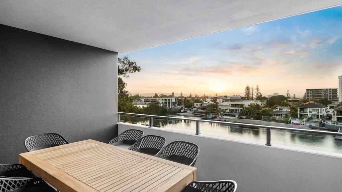 Surfers Paradise Apartment | Pet-Friendly Riverview Apt Modern Pool & Parking