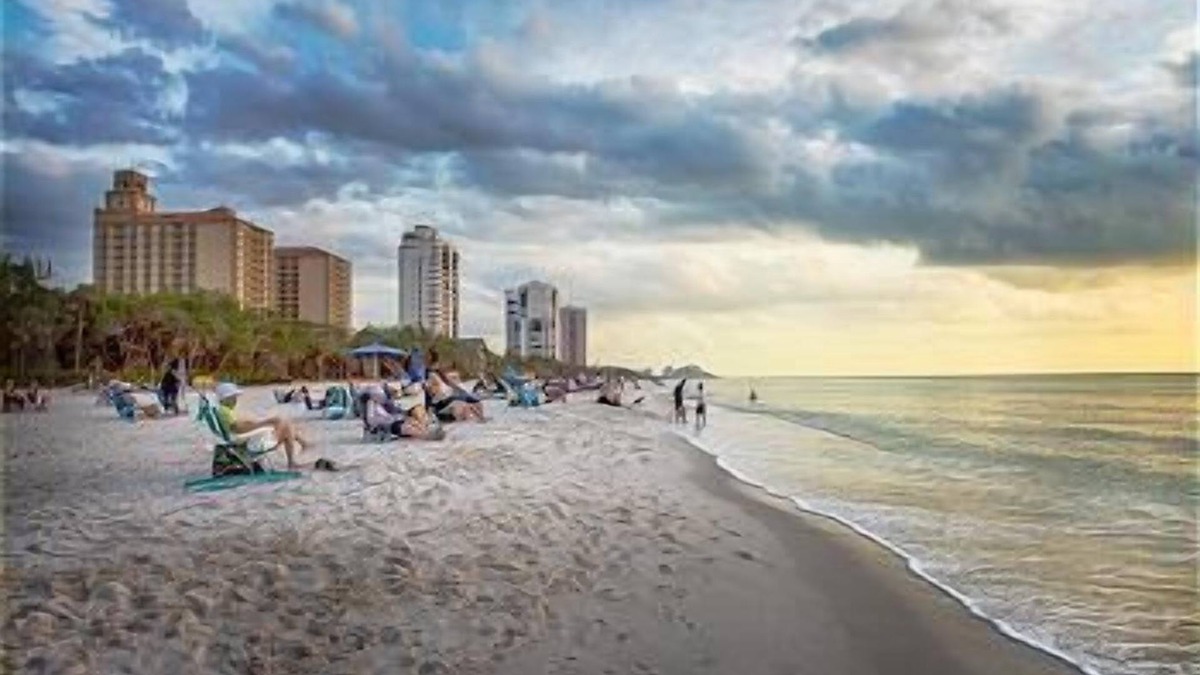 Naples Park House | Pet Friendly/Beach Cottage