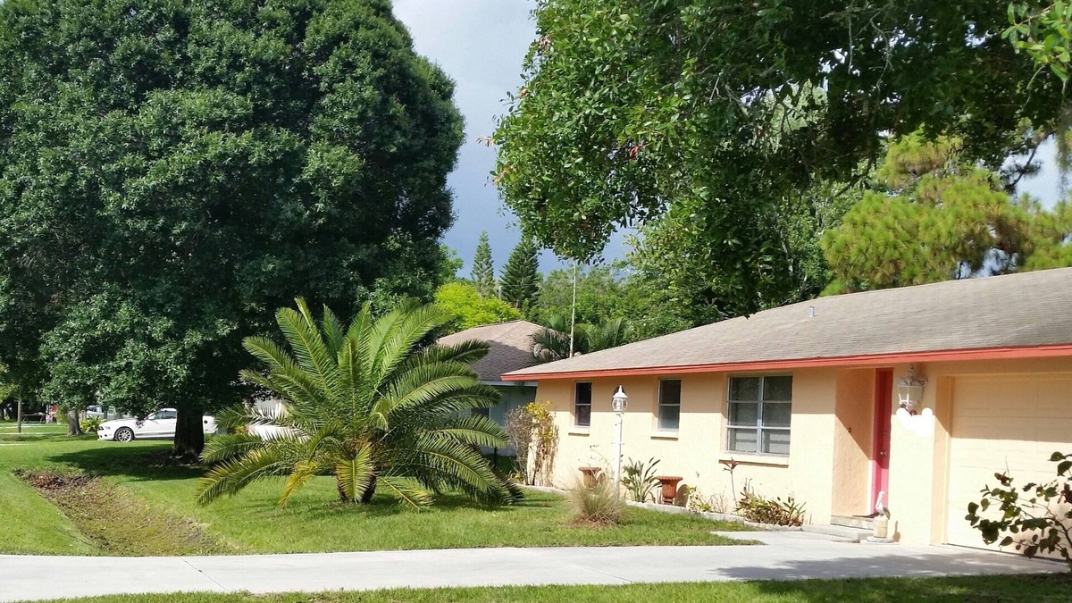 South Venice House | Pet Friendly Beautifully Decorated Home Min rental in Season