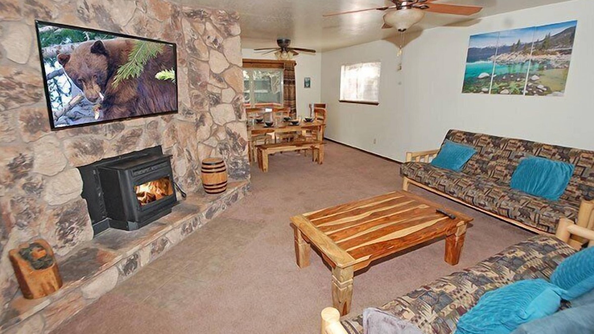 Tahoe Paradise House | Pet Friendly - Central to 3 Ski Resorts!