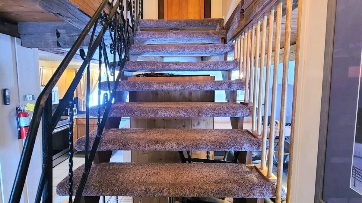 The Blue Mountains Cottage | Pet Friendly 6 Bed Blue Mountain Cottage with Hot Tub Sleeps 14