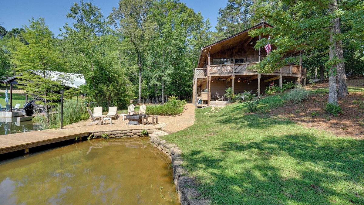 Jacksons' Gap Cabin | Pet-Friendly Cabin w/Dock on Lake Martin!
