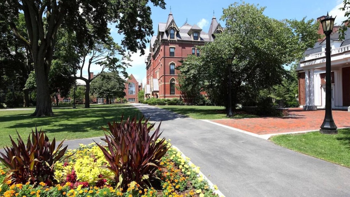 Cambridge Hotel | Pet-friendly Cambridge Stay Near Tufts University!