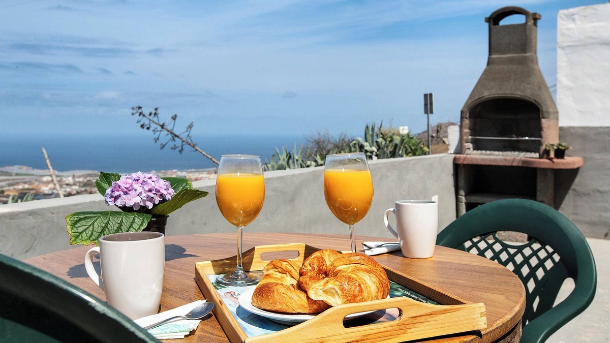 Galdar House | Pet-Friendly "Casa Buenavista" with Sea and Mountain Views, Private Terrace & Wi-Fi