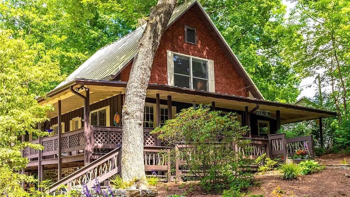 Brevard House | Pet Friendly Centrally Located Relaxing Bungalow with Deck Spaces + Fireplace!