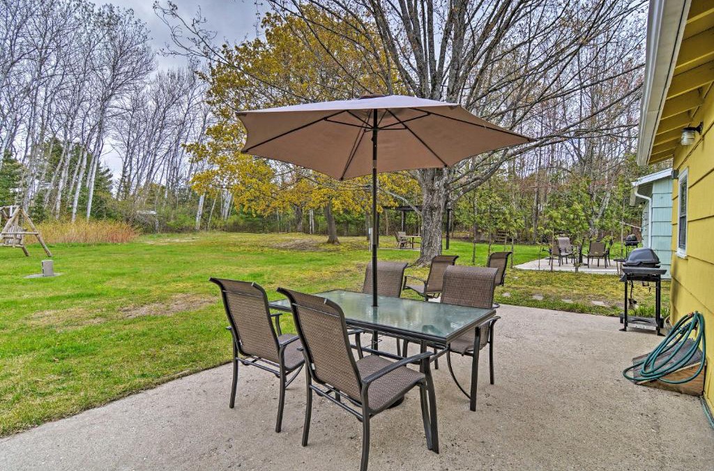 Charlevoix House | Pet-Friendly Charlevoix Cabin Walk to Lakefront!