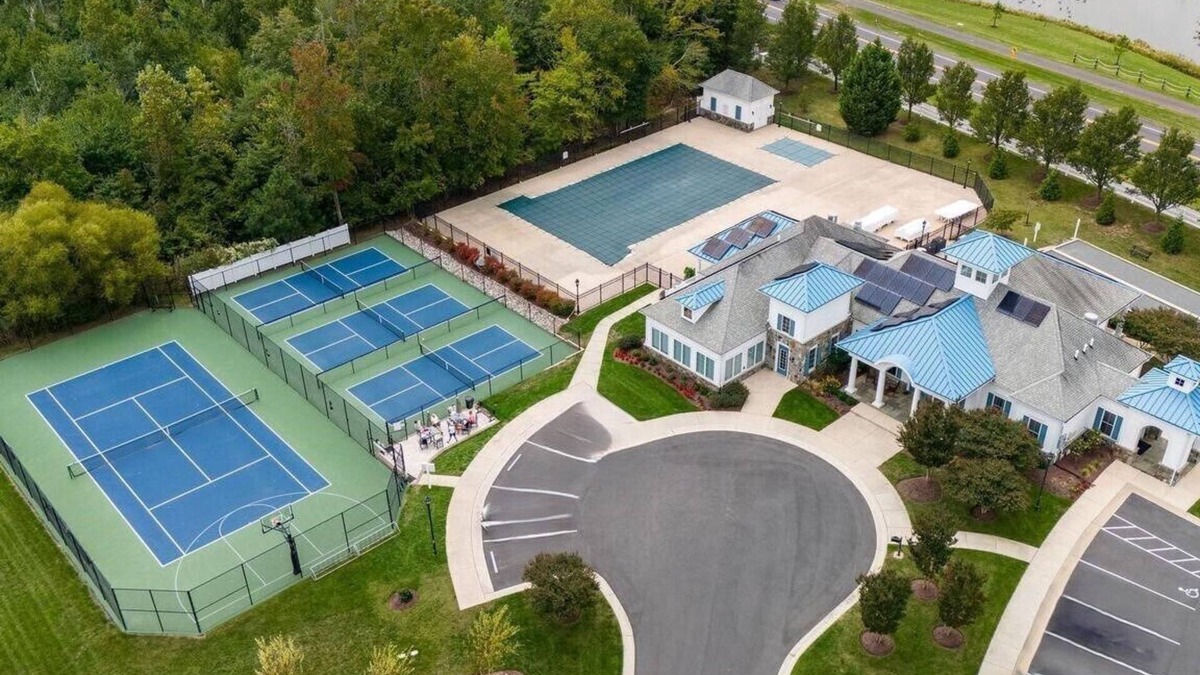 Sawgrass South House | Pet Friendly Clean/Airy Resort Style 3BR Townhouse w/Community Pools, Gym, and Parking