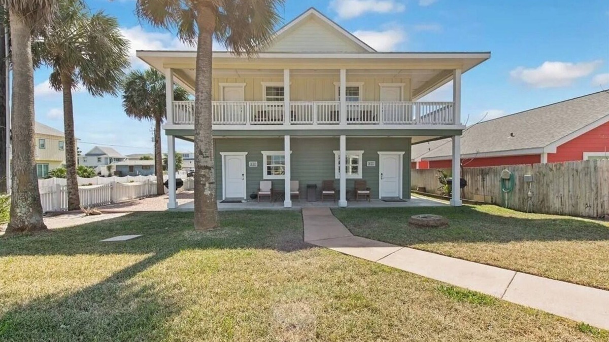 Port Aransas Condo | Pet Friendly, Close to the Beach, Golf Cart Access