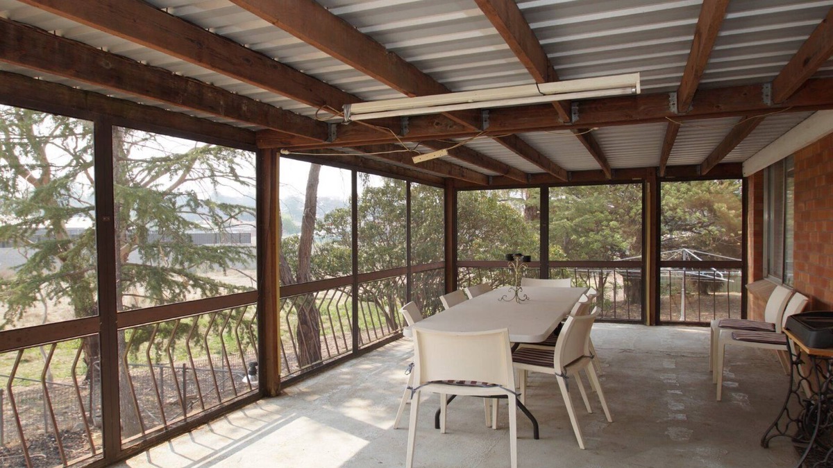 Armidale House | Pet Friendly Cockatoo Corner