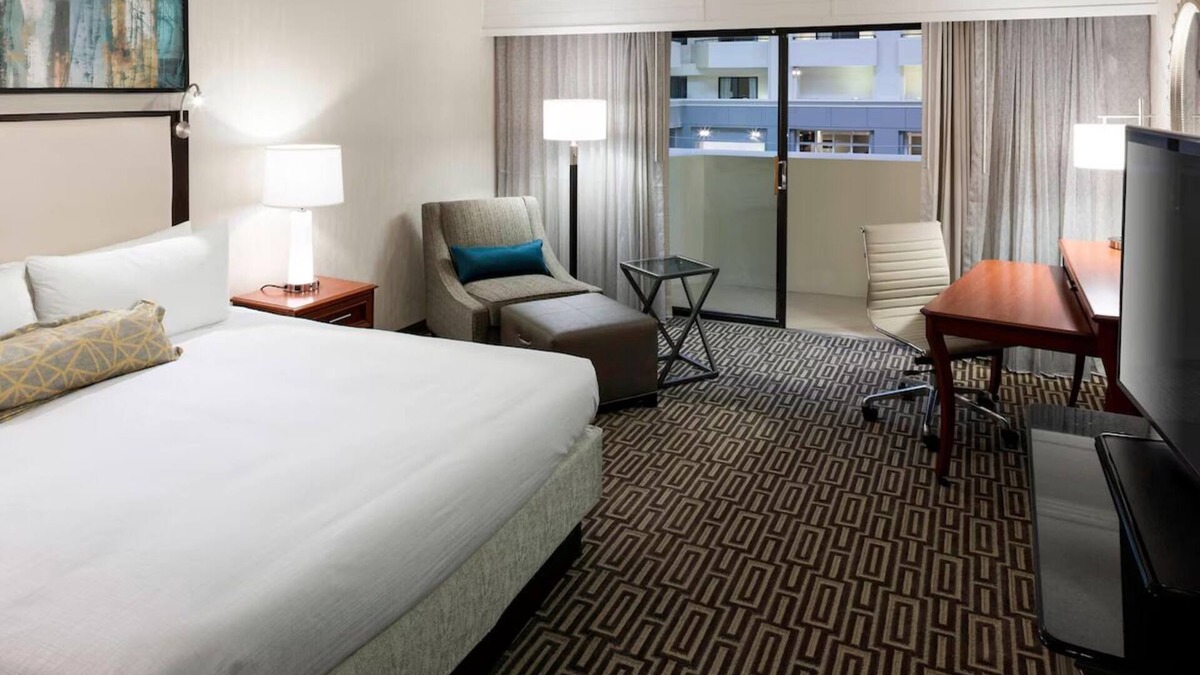 Fairfax Hotel | Pet-Friendly Comfort Near Fairfax Museum & Visitor Center | Free Parking