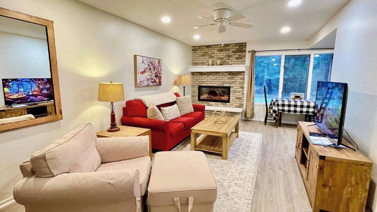 Harbor Springs Condo | PET Friendly Condo w/POOLS (1 Mile from Ski Hill)