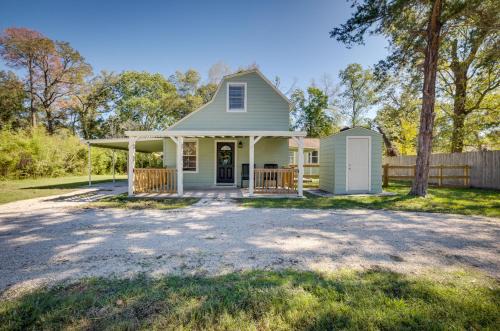 College Park House | Pet-Friendly Conroe Hideaway with Porch and Fire Pit