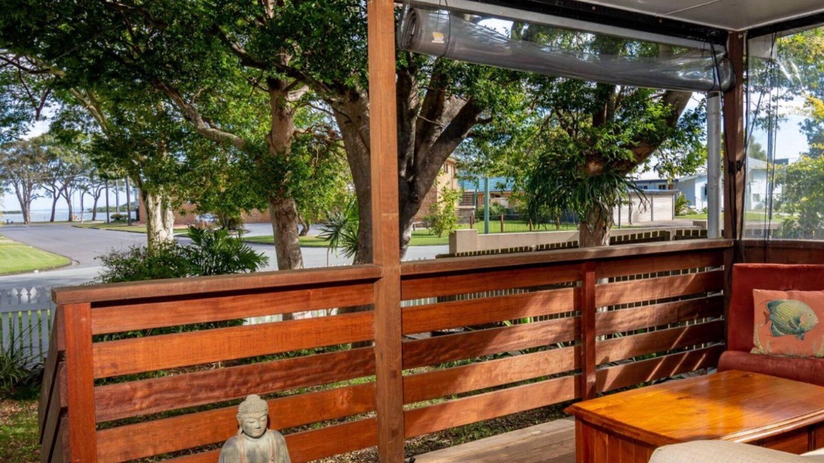 Bongaree House | Pet Friendly Cottage with Waterviews