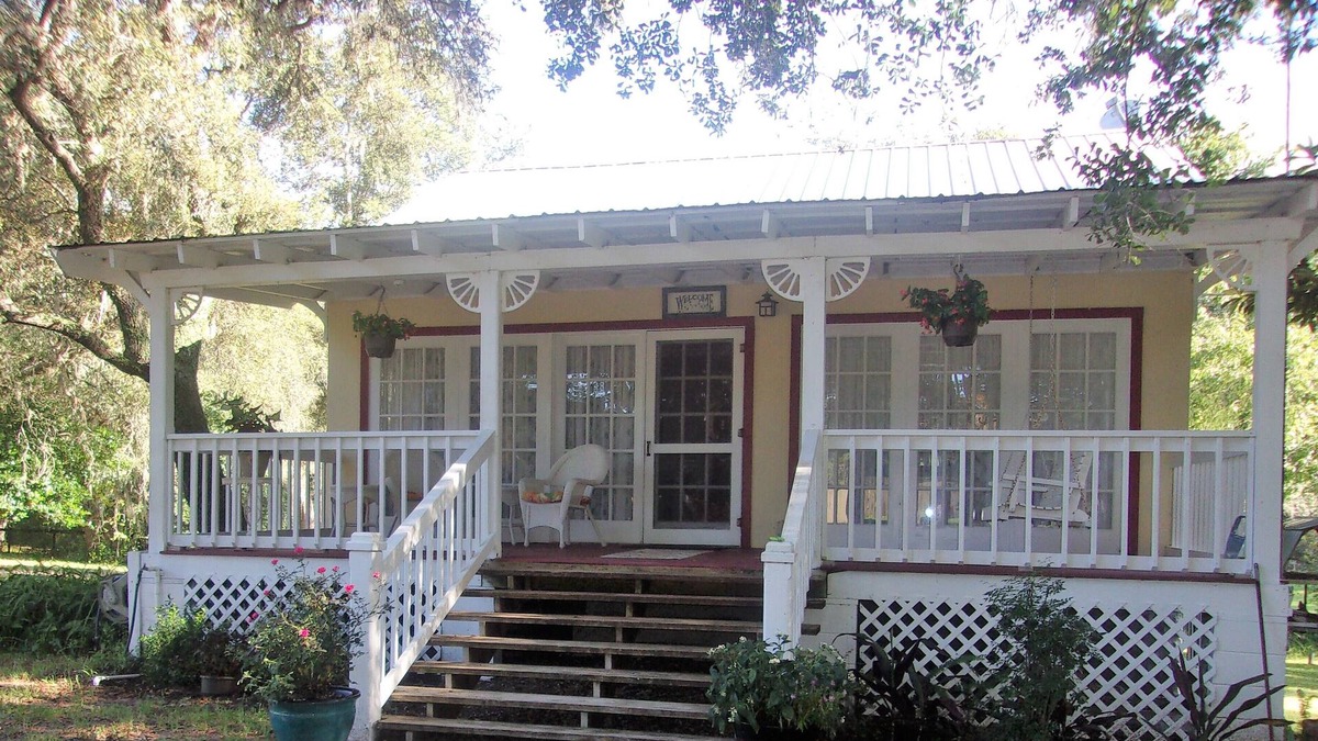 Eustis House | Pet friendly Country Bungalow under the Oaks