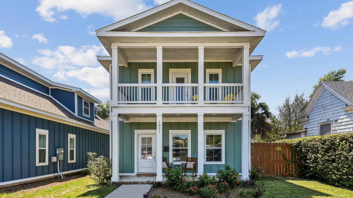 East Hill House | Pet Friendly East Hill New Build - Walk to Graffiti Bridge - Close to Downtown and Pensacola Beach