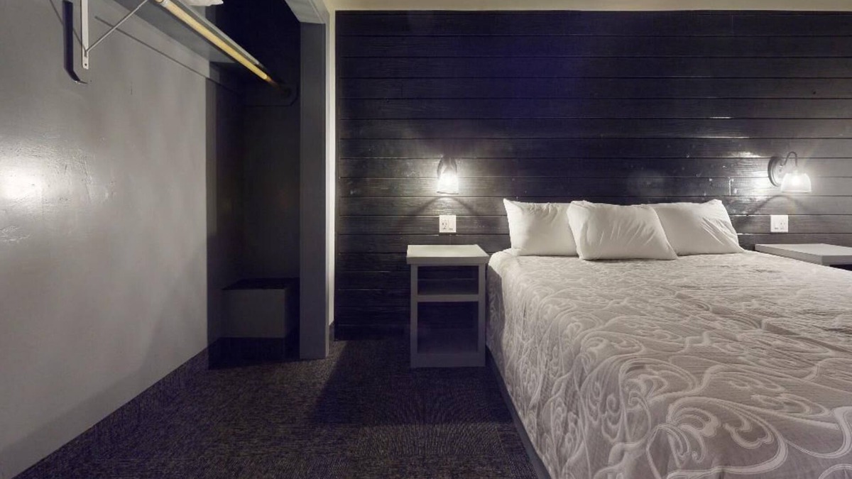 Angel Fire Hotel | Pet Friendly | Easy Access | Elk Horn Lodge 100
