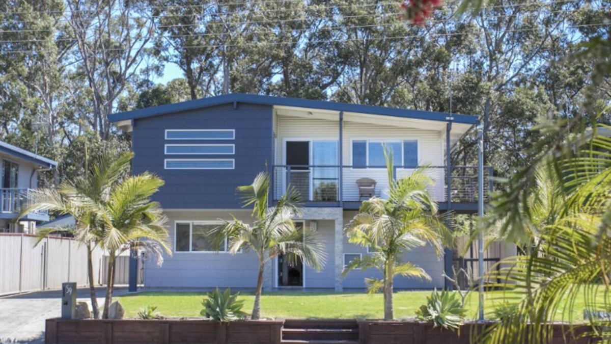 Narrawallee House | Pet-friendly family home close to the beach in Narrawallee