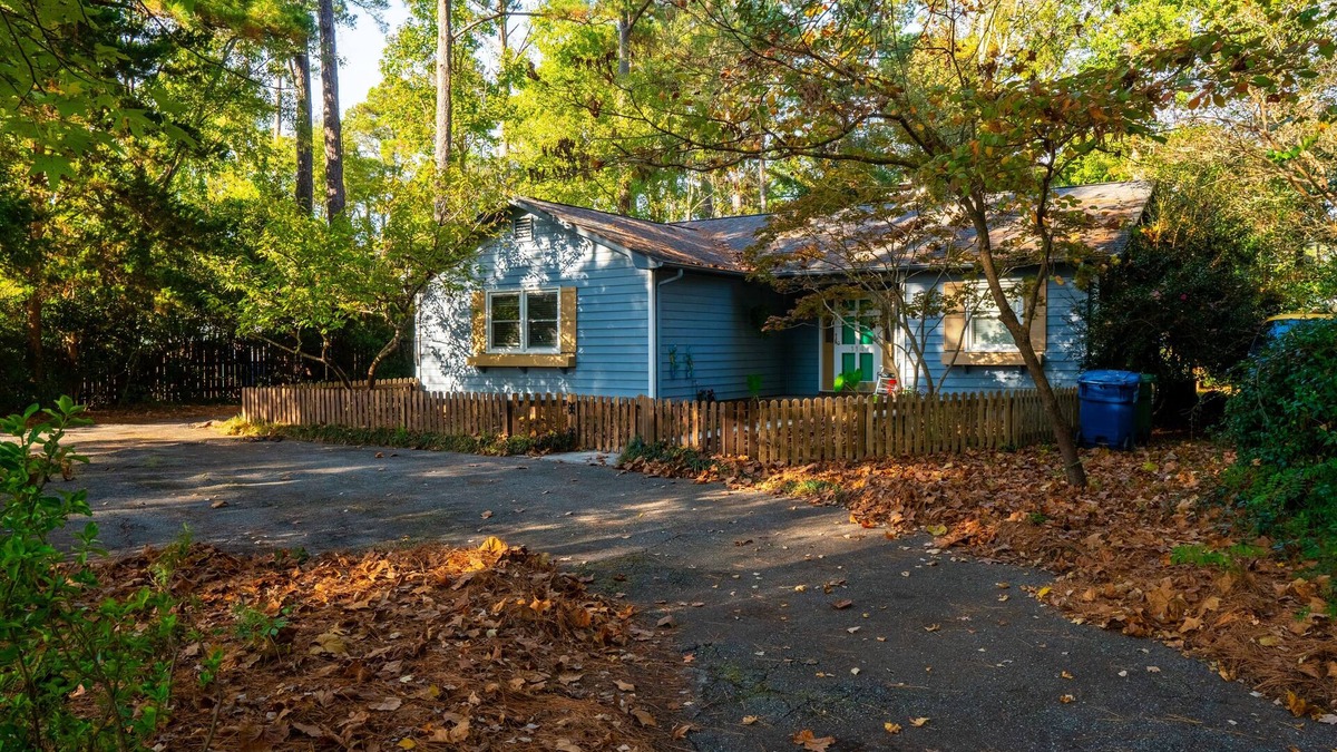 Wilmington House | Pet Friendly Family Oasis w/Hot Tub & Fireplacenn