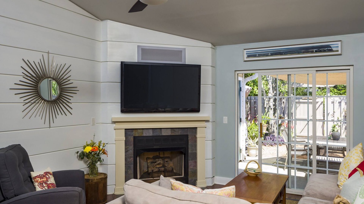 Charleston House | Pet friendly-fenced in yard. Centrally located! Great WiFi!