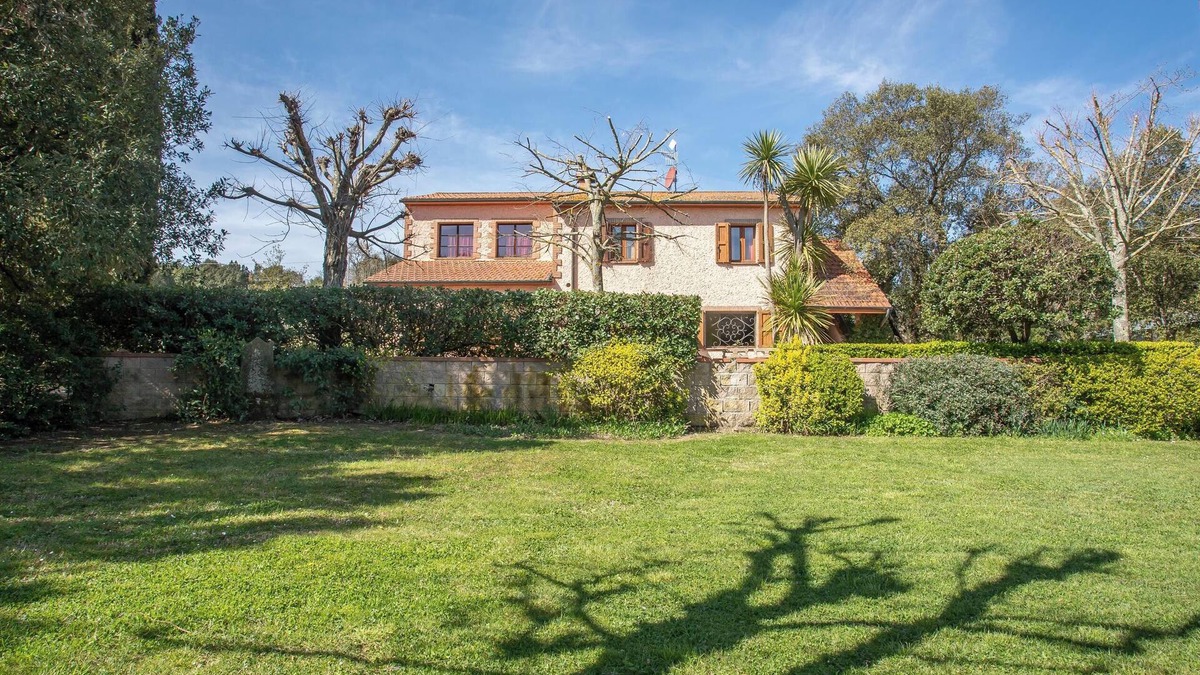 Roccastrada Villa | Pet-Friendly Finca Etrusco with Mountain View, Pool, Garden & Wi-Fi