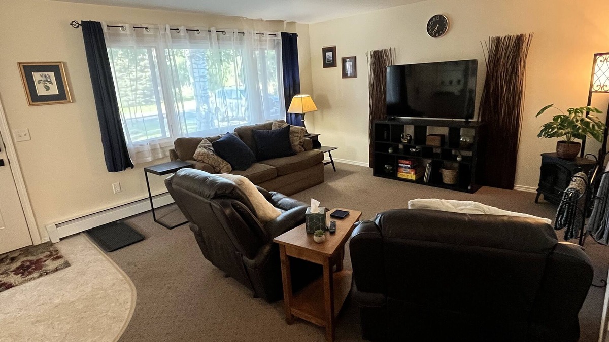 Sand Lake House | Pet friendly, fully-fenced, super safe, extremely comfortable near hospitals!