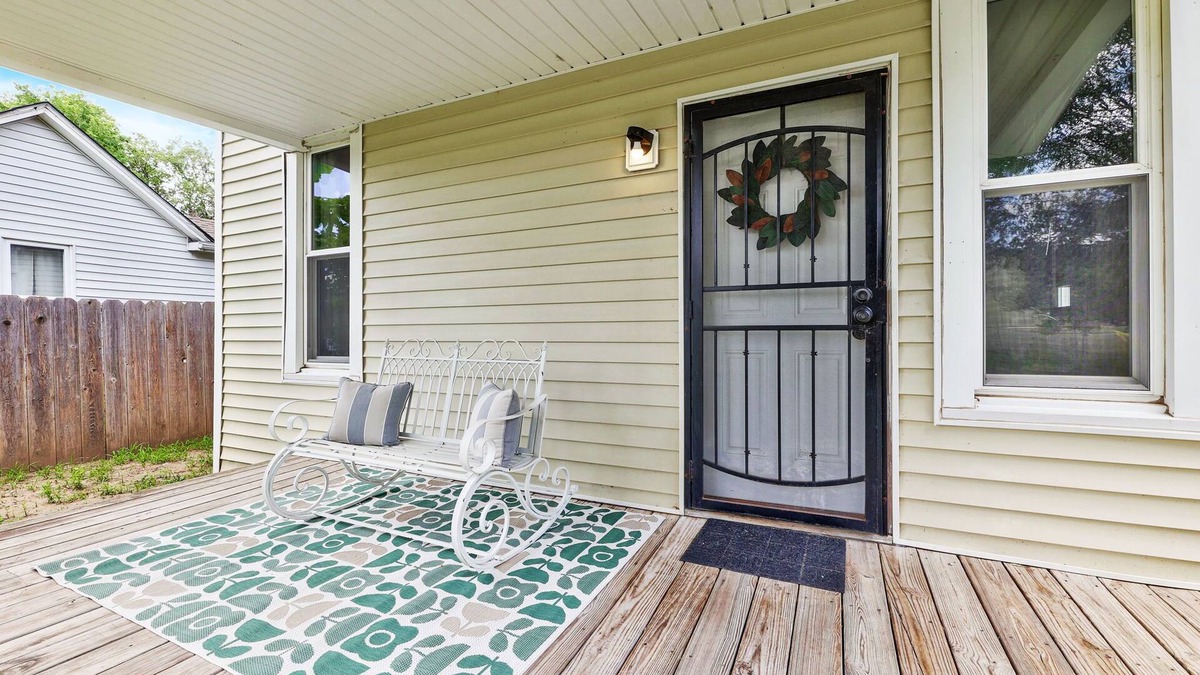 Wichita Cottage | Pet Friendly Funky Bunky Cottage