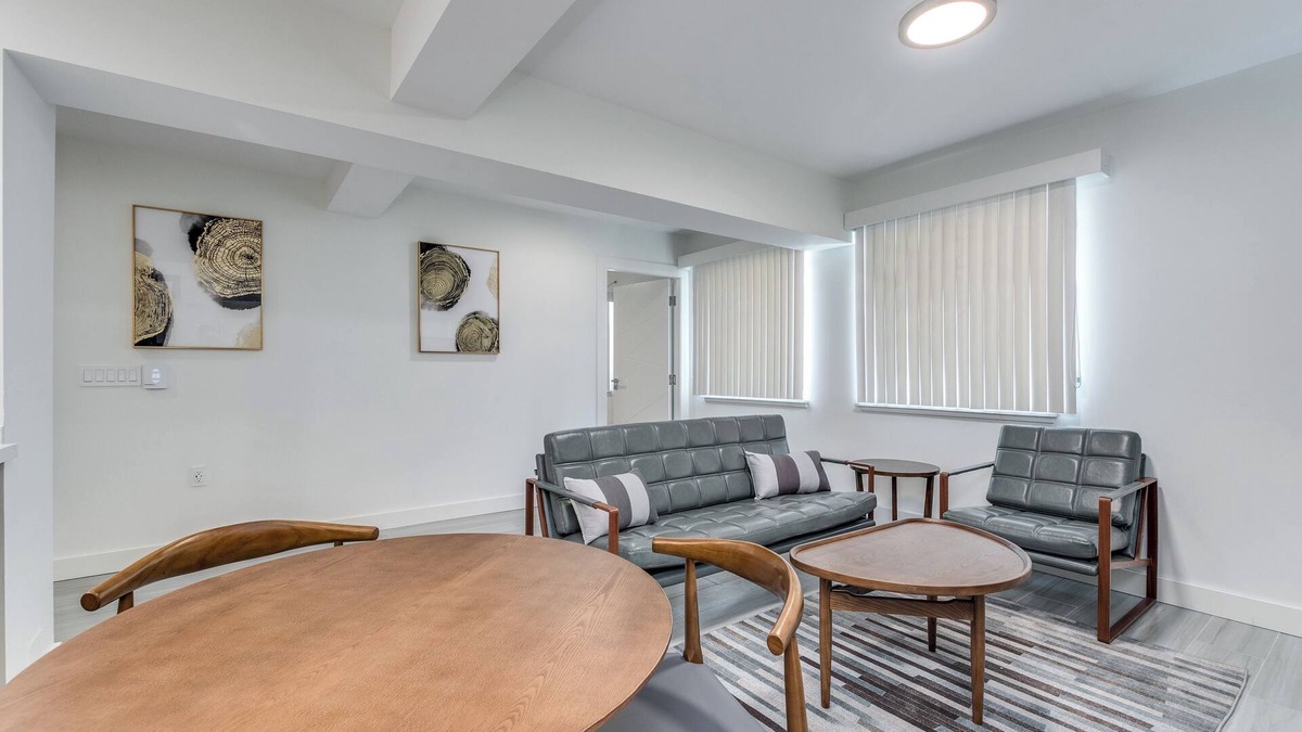 Downtown Vancouver Apartment | Pet Friendly Furnished 2 Bedroom@ 1168 Pendrell