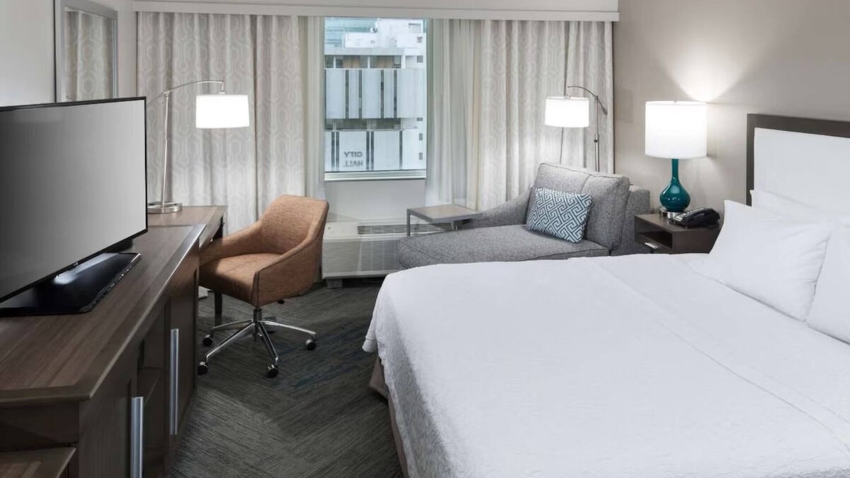 Downtown Fort Lauderdale Hotel | Pet-Friendly Getaway w/Outdoor Pool and Free Breakfast | Close to Las Olas Blvd