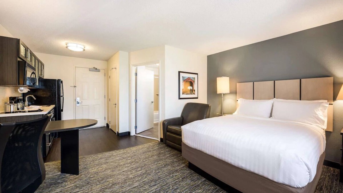 Braintree Hotel | Pet-Friendly Getaway in Boston | Kitchens & Laundry | South Shore Plaza