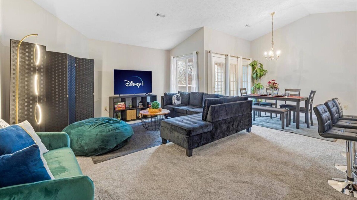 Frederick Condo | Pet Friendly Getaway w/Disney+ Mins To DT Sleeps 5