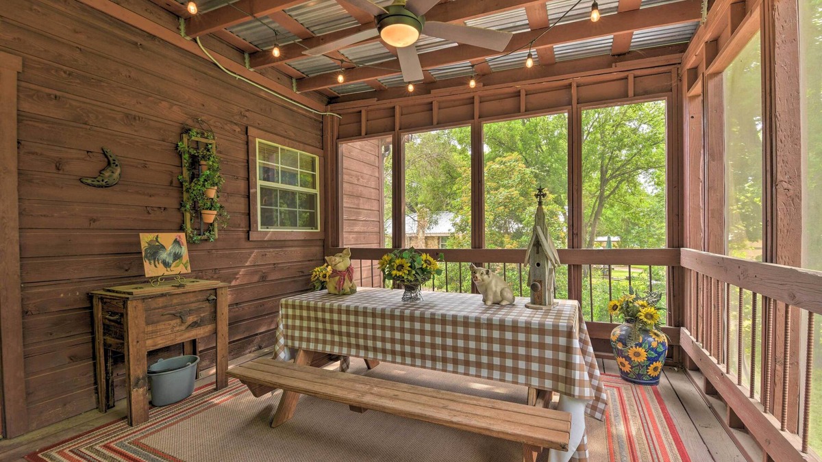 Glen Rose House | Pet-Friendly Glen Rose Retreat w/ Screened Deck!