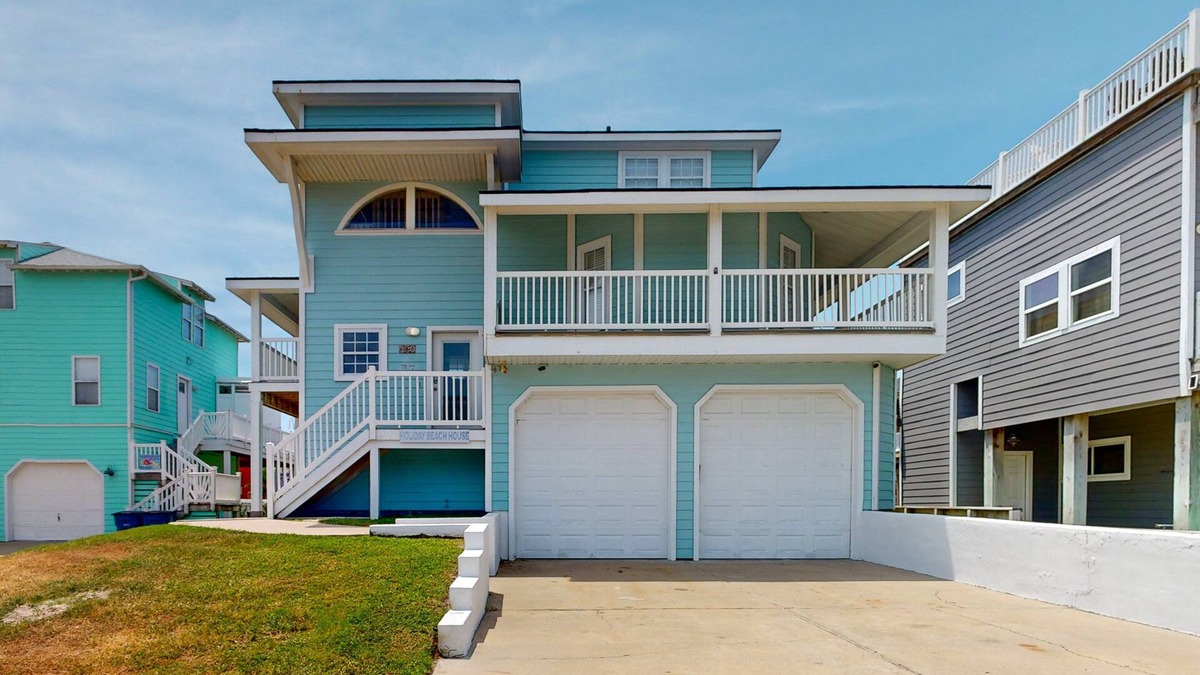 Sand Point House | Pet Friendly, Golf Cart Included, Walk to the Beach, Shared Pool