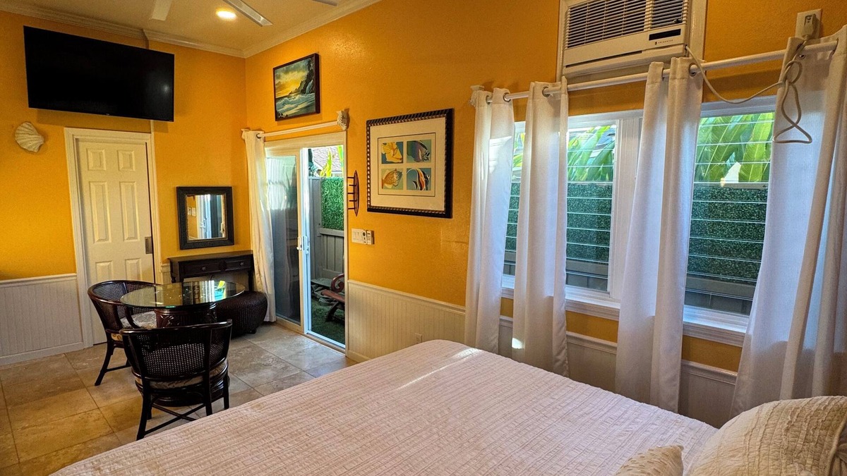 Diamond Head - Kapahulu - St. Louis Apartment | Pet Friendly Guesthouse + Parking