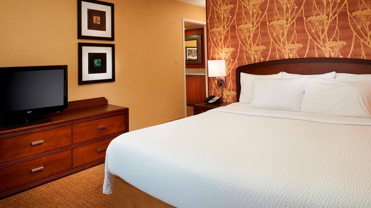 Novi Hotel | Pet-Friendly Haven with Swimming Pool, Near Suburban Collection Showplace