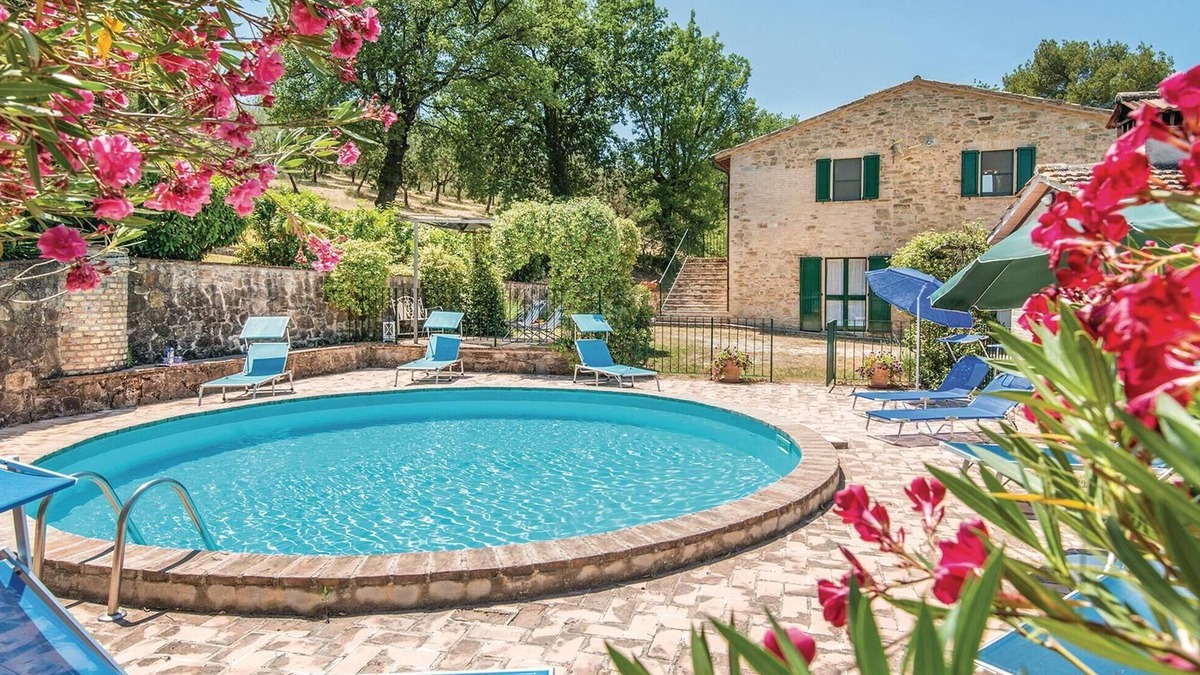 Bevagna House | Pet friendly home in bevagna (pg)
