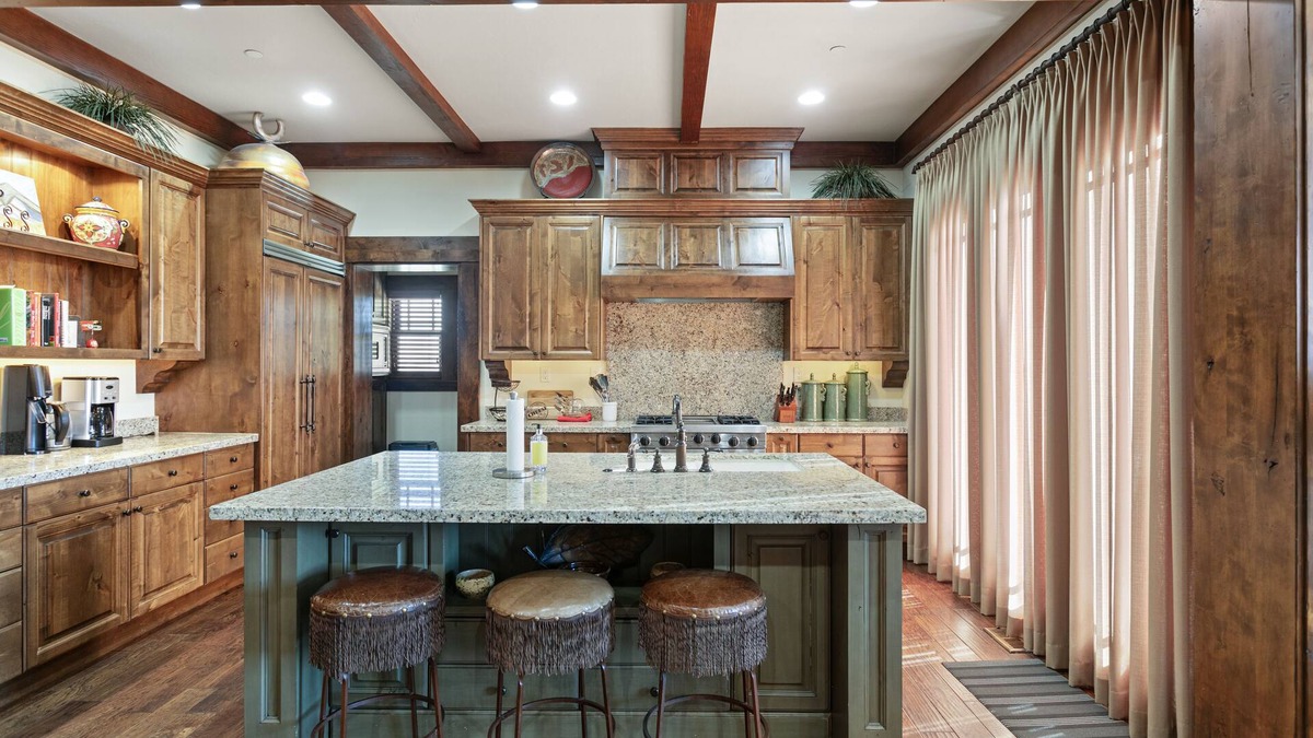 Tuhaye House | Pet friendly home in Tuhaye, luxury home office, private hot tub, fire table