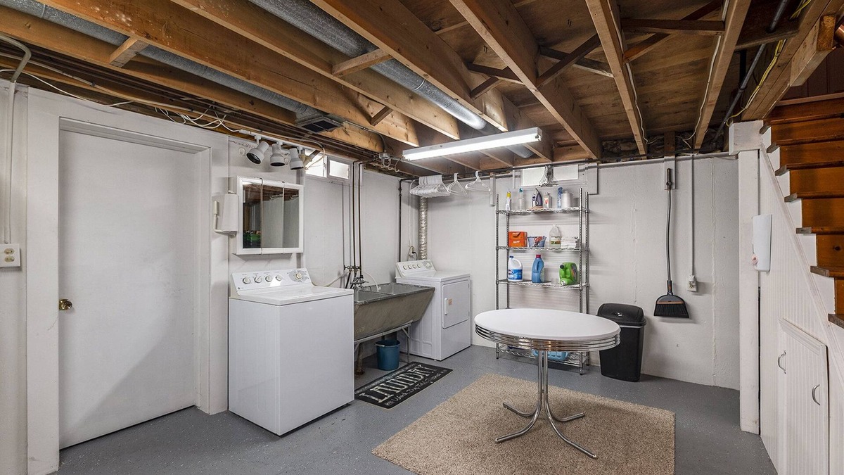 John Ball Park House | Pet friendly home, close to parks, bus line, shopping and downtown.