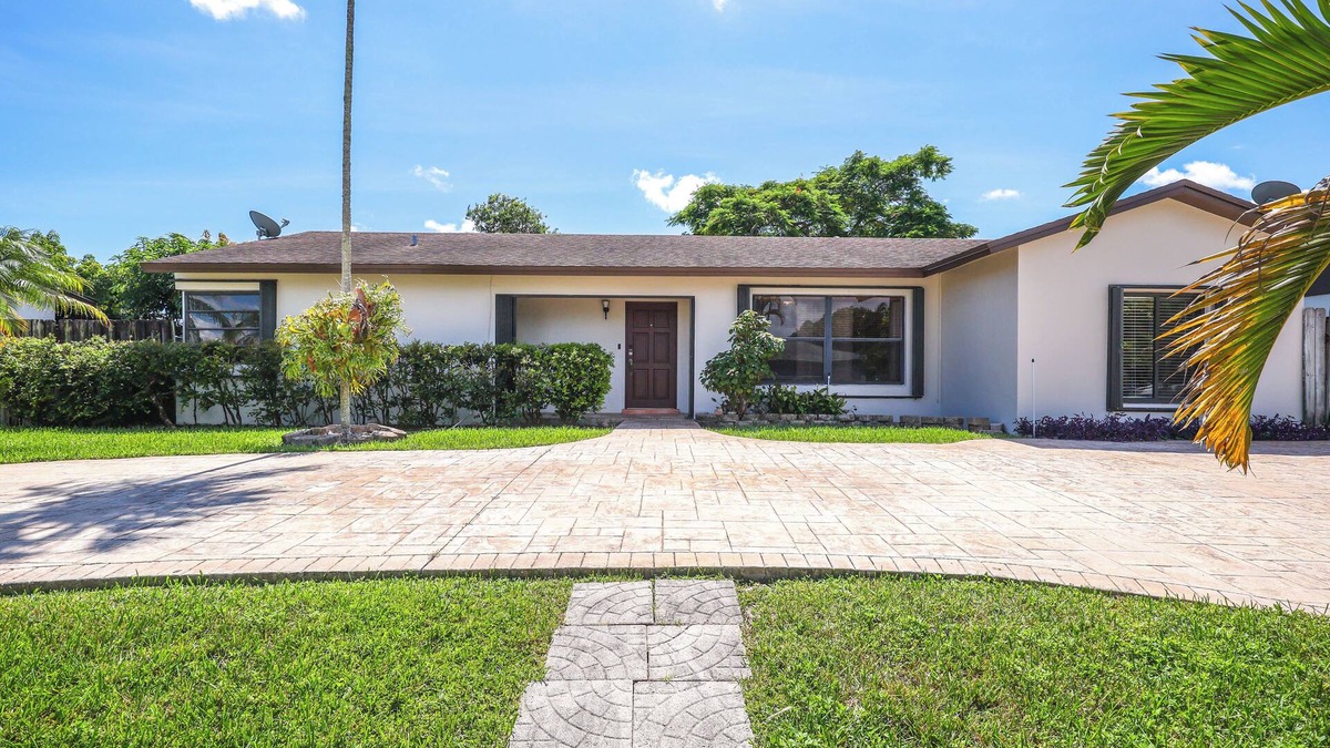 Palmetto Estates House | Pet-Friendly Home w/Yard ~ 3 Mi to Zoo Miami!