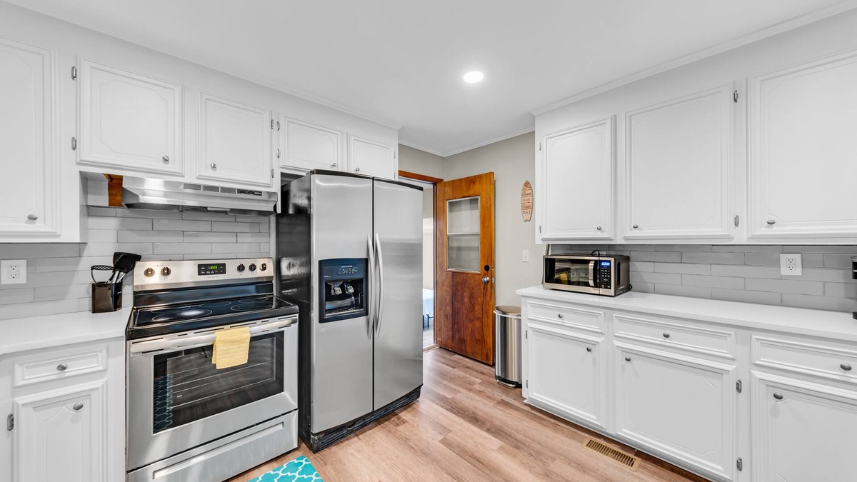 Hanahan House | Pet friendly home + Yard & Ping Pong! 5 mins to Park Circle, 15 mins to downtown