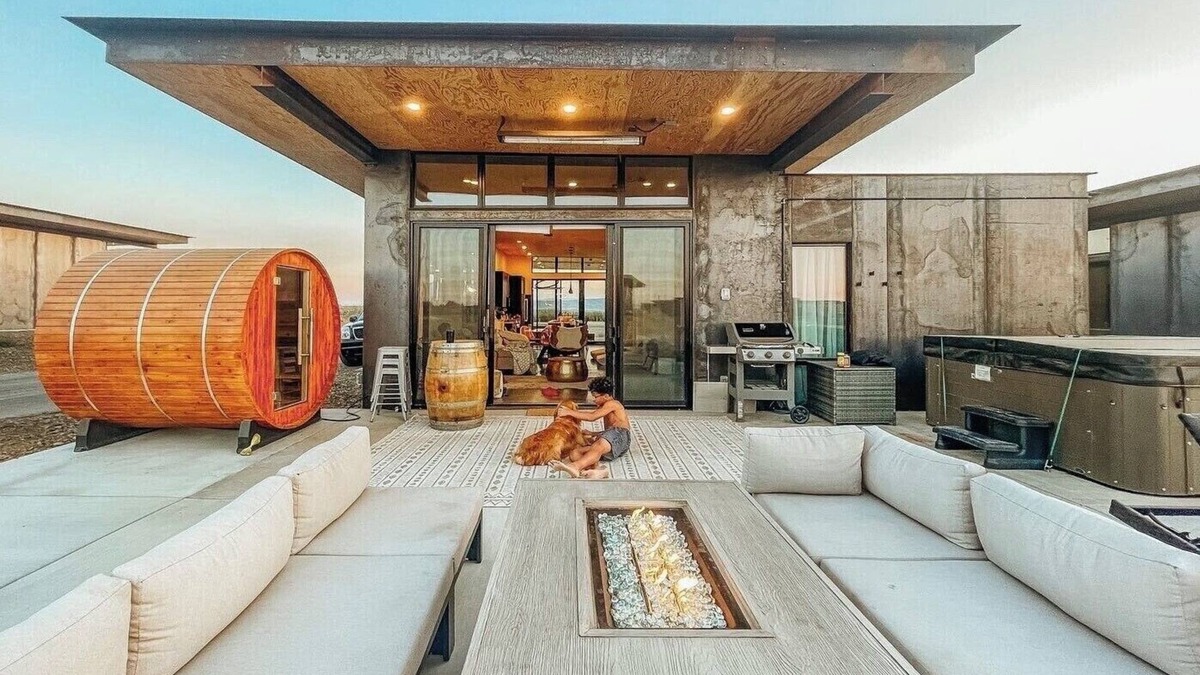 Quincy House | PET-FRIENDLY, HOT TUB & SAUNA CaveB Lakeside Luxury Spa Retreat by The Gorge
