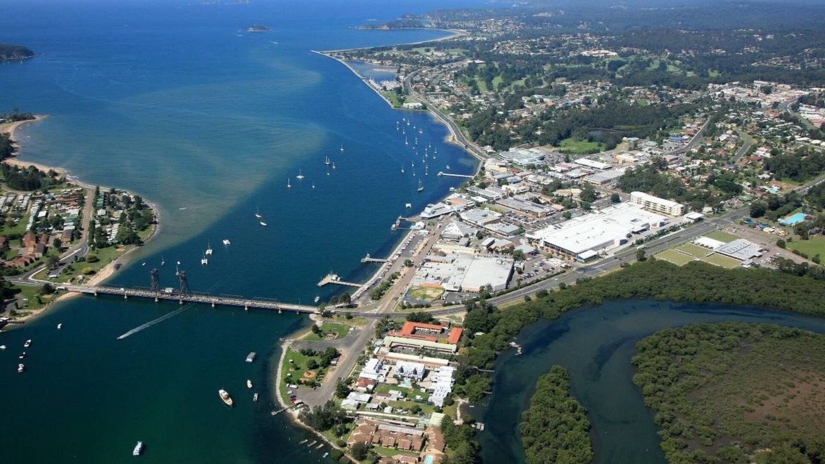 Batemans Bay House | Pet Friendly House Steps from Batemans Bay