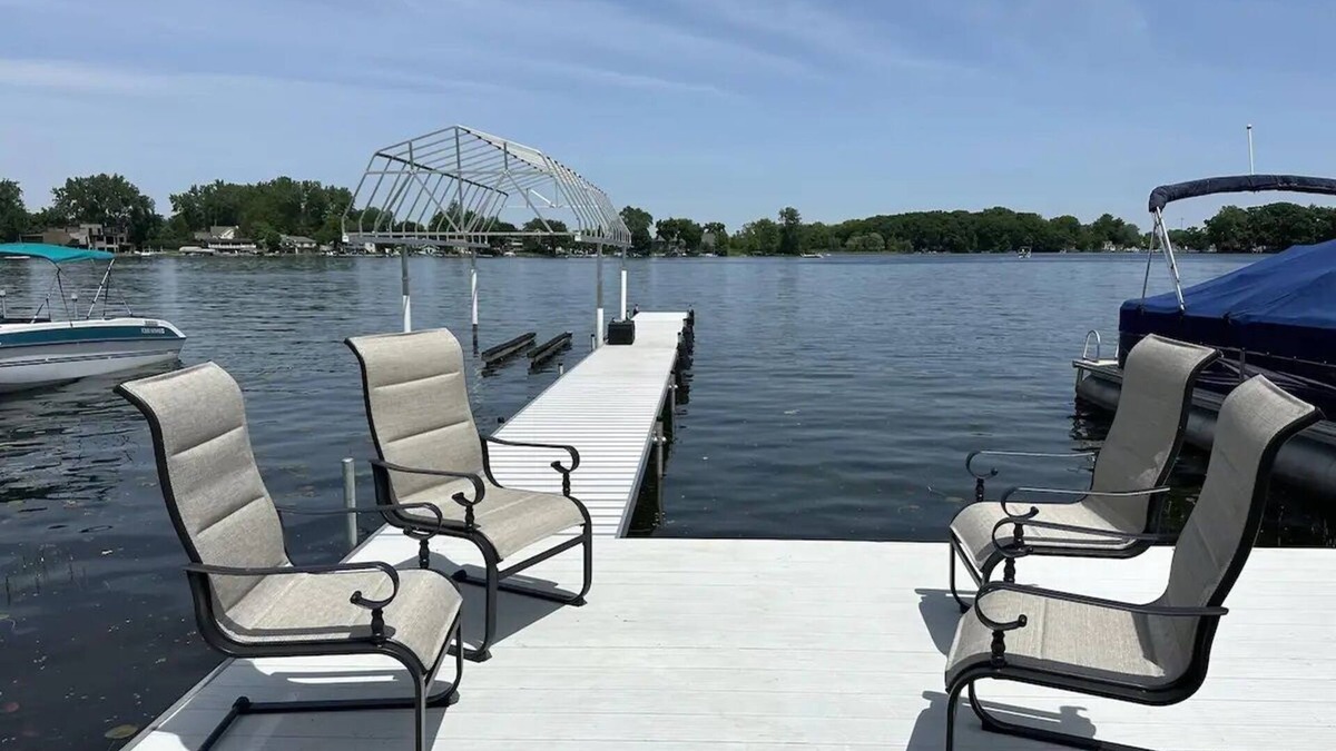 Lake Fenton House | Pet friendly house on all sports Lake Fenton, minutes away from downtown.
