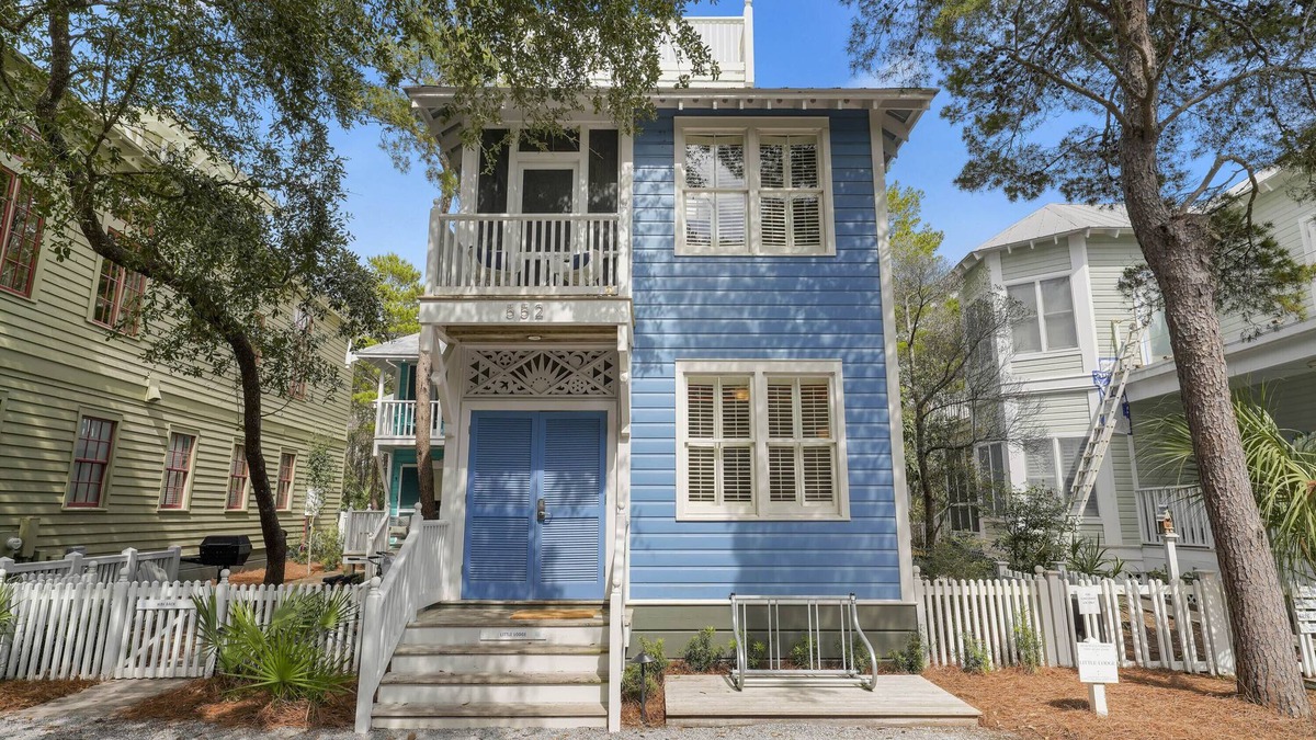 Seaside House | Pet Friendly in Seaside, Renovated & Easy Walk to Beach & Pools + 2 Bikes!