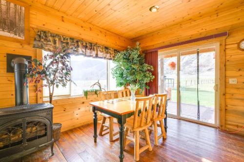 Salmon House | Pet-Friendly Idaho Home on the Salmon River!